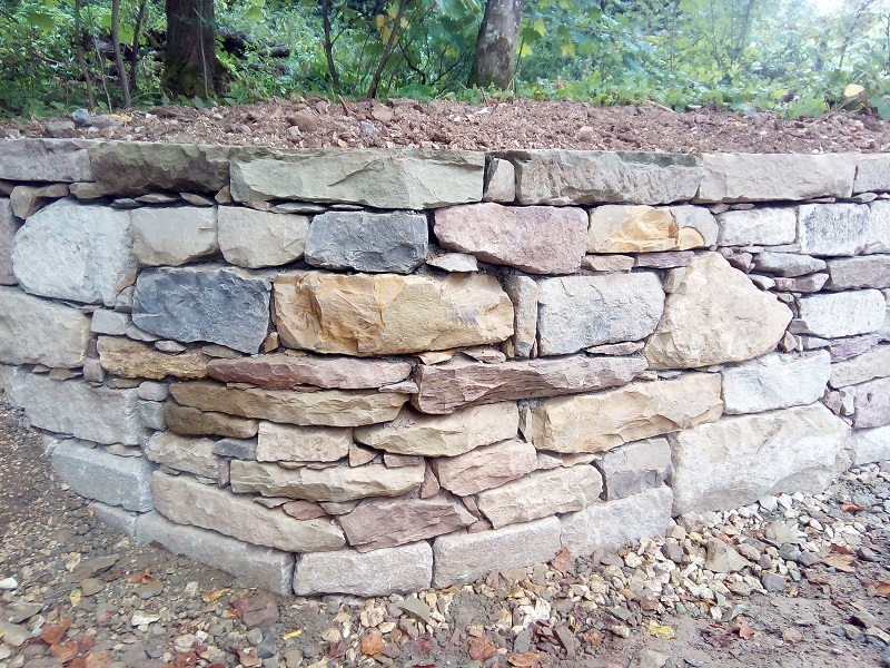 Natursteinmauer mit Hinterbetonierung